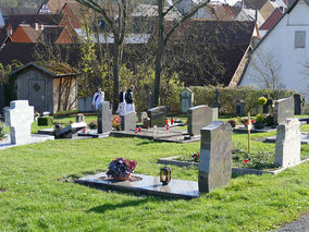 Segnung der Gräber auf dem Friedhof in Naumburg (Foto: Karl-Franz Thiede)